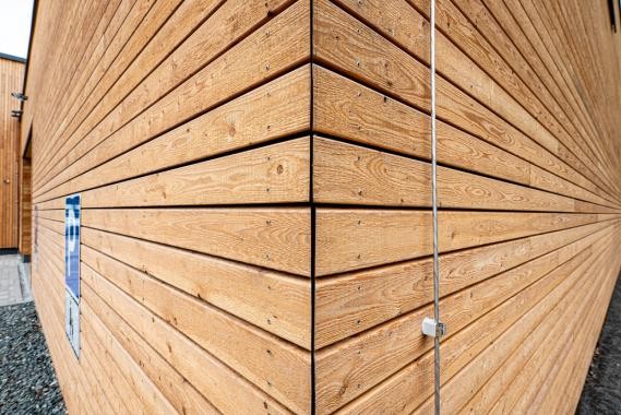 Nahaufnahme der hinterlüfteten Holzfassade