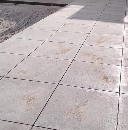 Rückbaubare Bodenplatte mit sichtbaren Fugen zwischen den Betonelementen