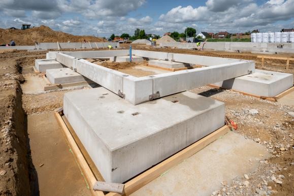Verschraubte Betonfundamente auf der Baustelle, vor dem Einbau in den Baugrund